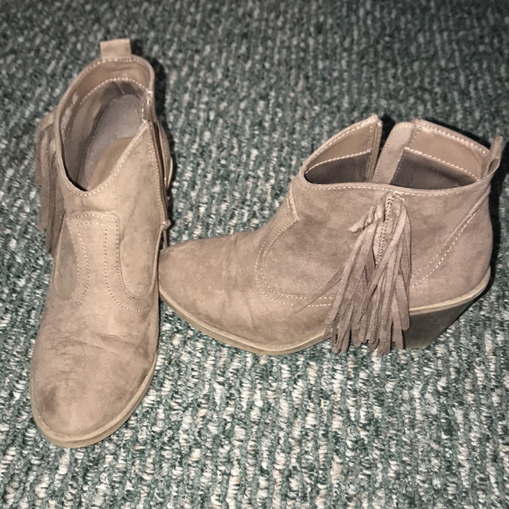Heeled booties with fringe